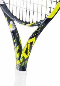 Tennisracket met een ontwerp in zwart en neongeel. Met een gestructureerde grip en een horizontaal snaarpatroon op de kop.