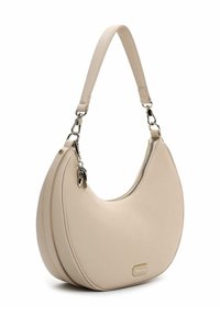Beige skuldertaske i kunstlæder med buet design, sølvfarvet hardware og lynlåslukning. Har et mærkelogo på forsiden.