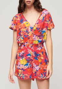 Giocattolo floreale rosso con maniche corte e scollo a V profondo, caratterizzato da vivaci motivi floreali in giallo, rosa e blu, con dettaglio in vita elastica.