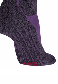 Czarna i purpurowa sportowa skarpeta z teksturowanym wzorem dzianiny, wyraźnym wsparciem łuku stopy oraz czerwonymi akcentami na podeszwie zapewniającymi przyczepność.