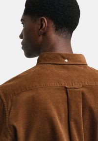 GANT REG  - Skjorter - cacao