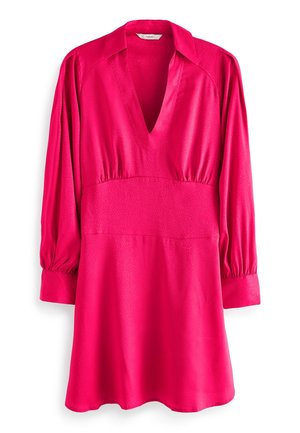 Robe longue à manches longues rose vif avec un profond décolleté en V, des larges poignets, une taille froncée et une texture subtilement ponctuée sur tout le tissu.