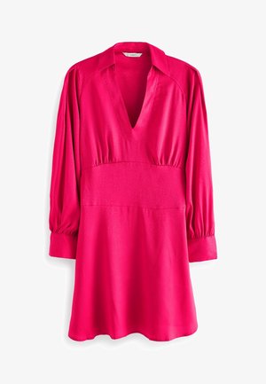 Robe longue à manches longues rose vif avec un profond décolleté en V, des larges poignets, une taille froncée et une texture subtilement ponctuée sur tout le tissu.