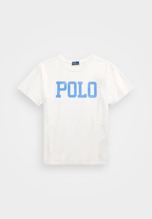 T-shirt blanc à manches courtes avec un col rond et le mot "POLO" imprimé en grandes lettres bleues sur la poitrine.