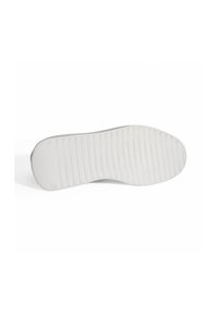 Witte sneakerzool met een gestructureerd rubber voor grip, met ribbelpatronen en een gladde, ronde teenpartij. Schoon en minimalistisch ontwerp.