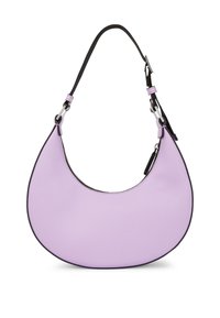 Saco hobo em pele púrpura clara com formato curvo e uma alça preta. Apresenta hardware prateado e fecho com zipper.