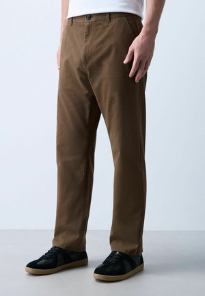 Next, STRAIGHT FIT CHINO TROUSERS . - Stoffhose - tan brown