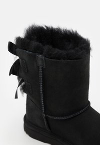 UGG BAILEY BOW  - Csizmák - black