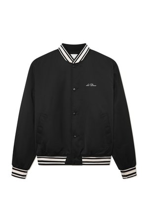 Černá bomber bunda s pruhovaným bílým límcem, předními knoflíky a bočními kapsami, která má malé logo na levé části hrudi.