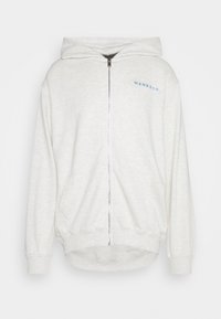 Ljusgrå zip-up hoodie med framfickor, huva, ribbad mudd och "MENNACE"-logotyp på vänster bröst.
