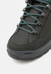 Botte de randonnée gris foncé en cuir texturé, avec des lacets turquoise, des œillets en plastique, et une semelle en caoutchouc durable pour l'adhérence.