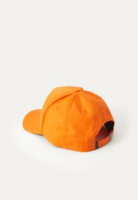 Orange baseball cap med struktureret design, åndbart stof og justerbar rem. Har ventilationshuller og en flad skygge.