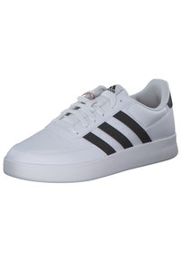 Vit sneaker med en slät läderöverdel, utrustad med tre svarta ränder, rund tå och platt gummisula. Skosnören och vadderad krage ingår.