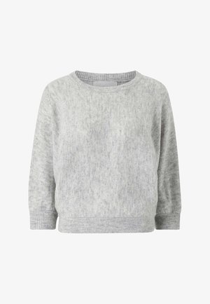 Lys grå sweater med en blød tekstur, rund halsudskæring og trekvartærmer. Har ribbet kant og manchetter for ekstra detalje.