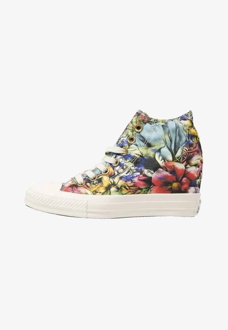 Baskets montantes en toile avec un motif floral vibrant composé de fleurs multicolores, semelle en caoutchouc blanche et œillets en métal pour les lacets.