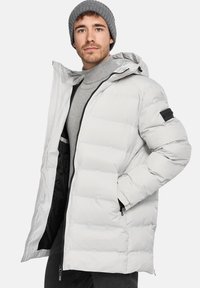 Lysegrå puffjakke med hætte, struktureret stof, lynlåslukning foran og sort accentlap, med quiltet design og sidelommer.