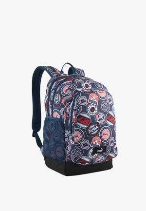Blauer Puma-Rucksack mit mehreren Front- und Seitentaschen, verziert mit roten, weißen und schwarzen Puma-Logo-Patches und Designs.