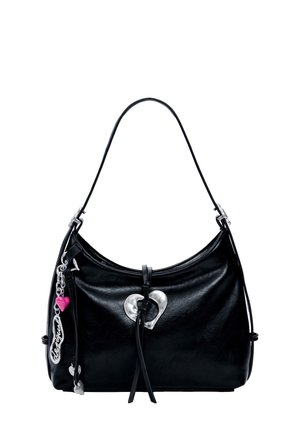 Borsa a tracolla in pelle nera con dettaglio a forma di cuore in argento e ciondoli pendenti argentati e rosa su sfondo bianco.