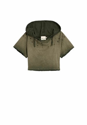 Olívazöld, rövid ujjú, rövidített kapucnis felső húzózsinórokkal, a nyaknál és az ujjaknál kis fekete, kopott hatású lyukakkal.