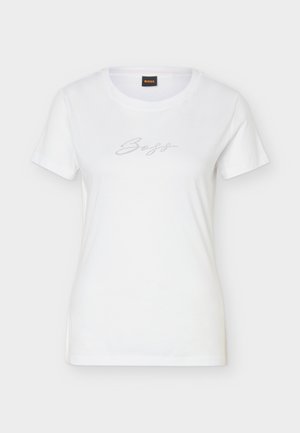 Biele priliehavé tričko s krátkym rukávom a okrúhlym výstrihom s nápisom "Boss" na hrudi, ozdobeným trblietavými kamienkami.