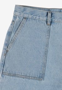 Jasnoniebieska denimowa tkanina o gładkiej fakturze. Posiada wysoki stan, dwie głębokie kieszenie z przodu oraz widoczne szwy wzdłuż szwów.