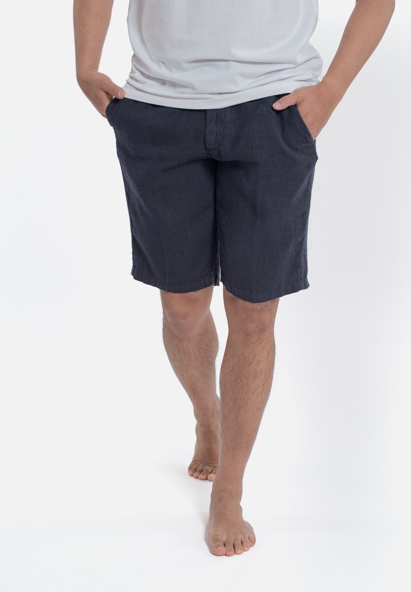 Lnianowe szorty, ciemnogranatowe, luźny krój, do kolan, z bocznymi kieszeniami i zapięciem na guzik. Gładka tekstura i prosty design.