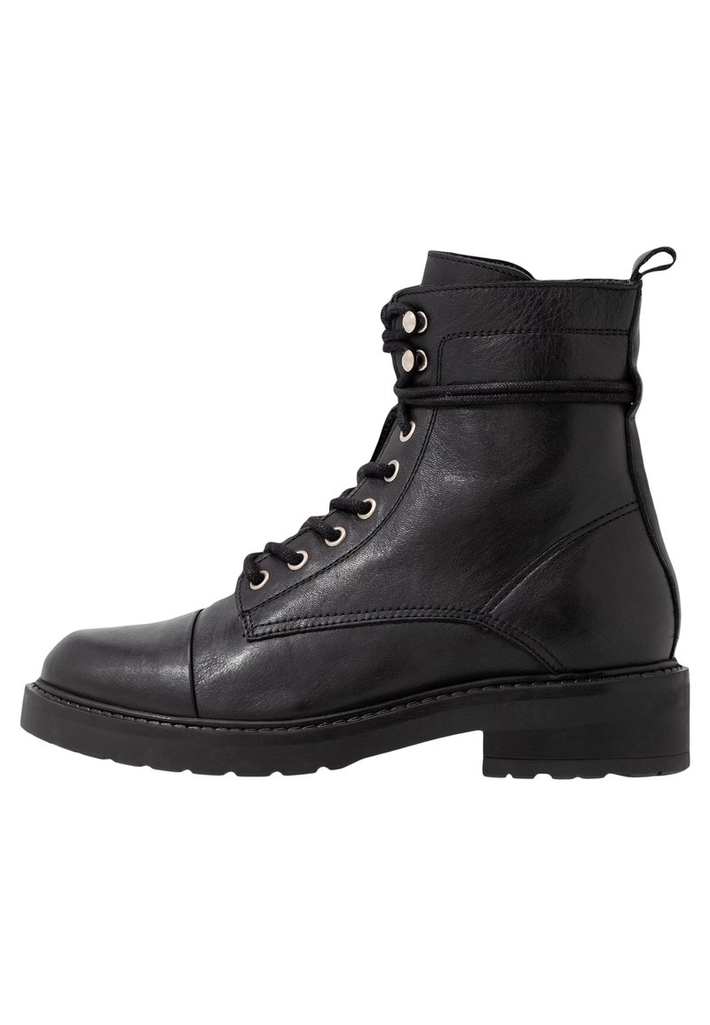 Botín negro de cuero hasta el tobillo con punta redonda, cordones en la parte frontal, ojales de metal y suela de goma resistente. Textura suave con acentos mínimos.