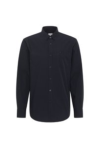 Camicia a quadri blu scuro in cotone, dotata di colletto button-down, maniche lunghe e una singola tasca sul petto con bottoni a contrasto.