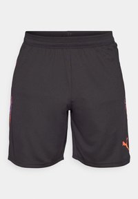 Μαύρες αθλητικές βερμούδες με υφή, που διαθέτουν ελαστική ζώνη στη μέση και έντονο πορτοκαλί λογότυπο στη κάτω δεξιά πλευρά.