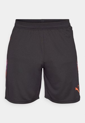 Pantalones cortos deportivos negros con una tela texturizada, que cuentan con una cinturilla elástica y un logotipo naranja vibrante en el lado inferior derecho.