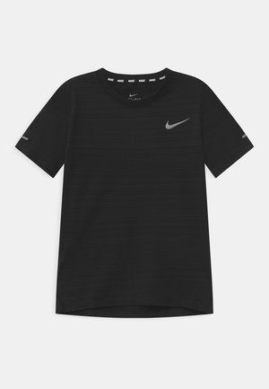 Juodas trumpomis rankovėmis marškinėliai, pagaminti iš kvėpuojančios medžiagos, su pilku Nike logotipu ant krūtinės ir kontrastinga vidine apykaklės etikete.