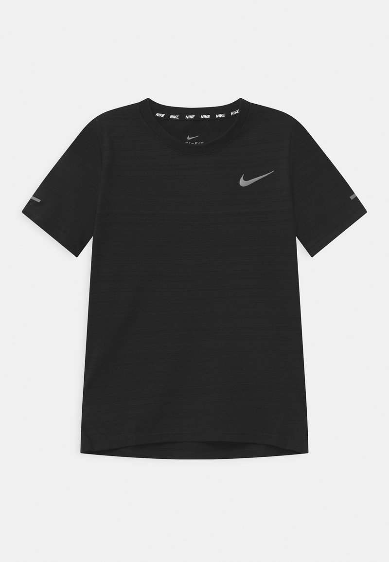 Sort kortærmet T-shirt lavet af åndbart stof, med et gråt Nike-logo på brystet og en kontrastfarvet label i den indvendige halsudskæring.