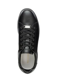 Sneaker in pelle nera con un design strutturato, caratterizzato da punta rotonda, lacci piatti, un piccolo accento in metallo con marchio e una soletta imbottita.