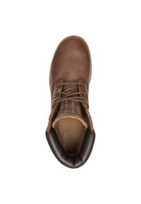 Bota de couro castanho com uma superfície texturizada, atacadores redondos, colarinho acolchoado e solado de borracha. O interior apresenta um detalhe de logótipo.