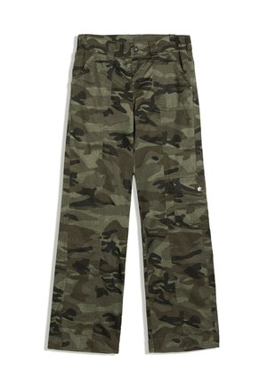 Pantalon cargo camouflage vert et marron avec passants de ceinture, poches avant et une poche latérale boutonnée sur fond blanc.