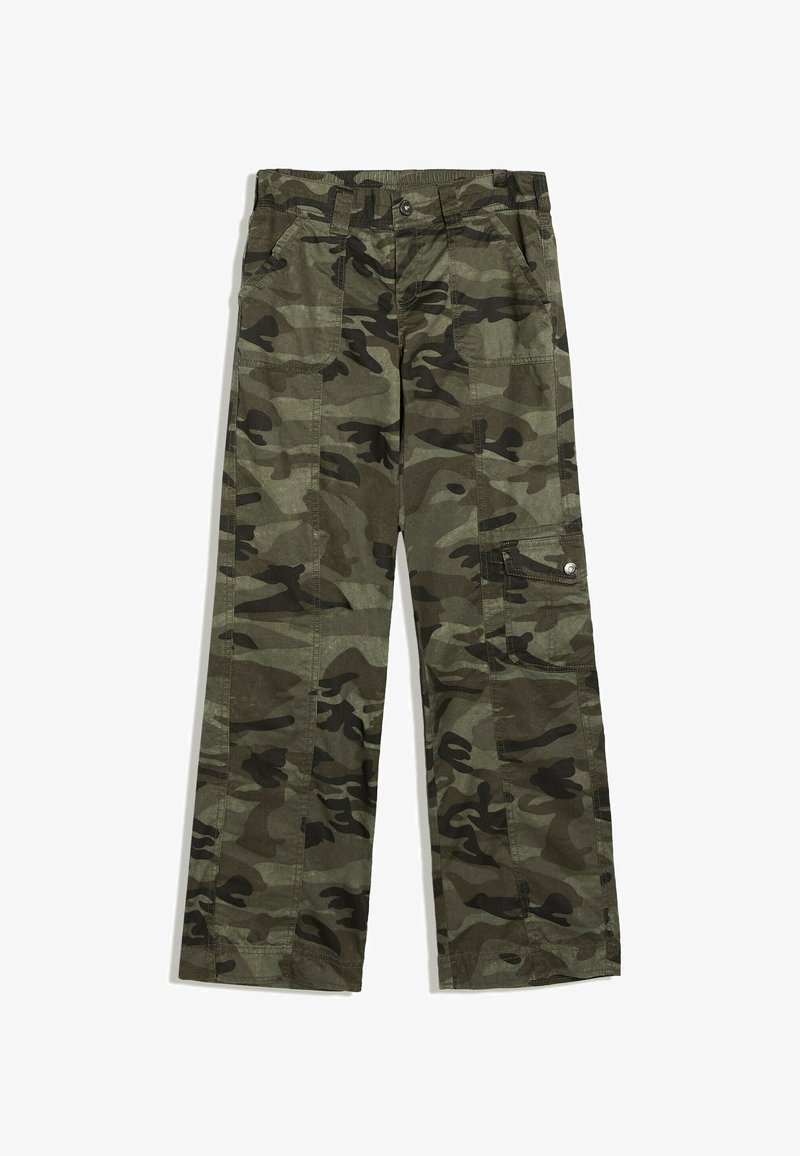 Pantalon cargo camouflage vert et marron avec passants de ceinture, poches avant et une poche latérale boutonnée sur fond blanc.