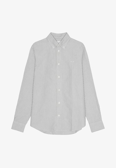Chemise à rayures grise et blanche, en coton avec des manches longues, col classique et ourlet arrondi. Présente une fermeture à boutons sur le devant.