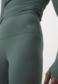 Nike Performance ZENVY - Tamprės - vintage green