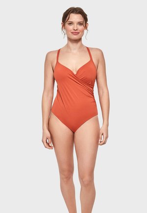Bañador de una pieza en color terracota, con diseño envolvente, tirantes delgados ajustables y una textura suave y elástica.