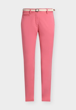 Slim-fit roze broek met voorzakken en een witte gevlochten riem met een zilveren gesp, tentoongesteld tegen een lichte achtergrond.