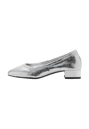 Ballerine metalliche argento con una finitura crestata, punta affusolata, tacco basso a blocco e interno liscio.