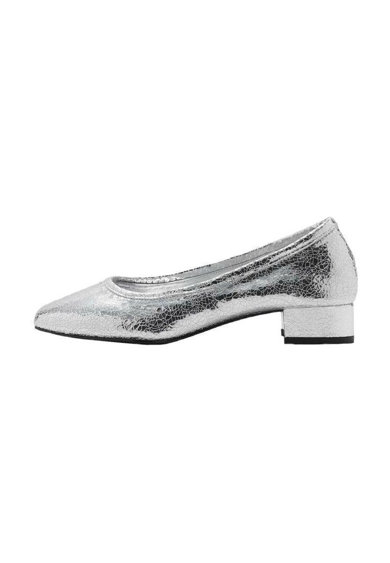 Ballerine metalliche argento con una finitura crestata, punta affusolata, tacco basso a blocco e interno liscio.