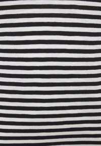 Tejido a rayas negras y blancas con líneas horizontales espaciadas de manera uniforme, con una textura suave y un patrón consistente en toda su extensión.