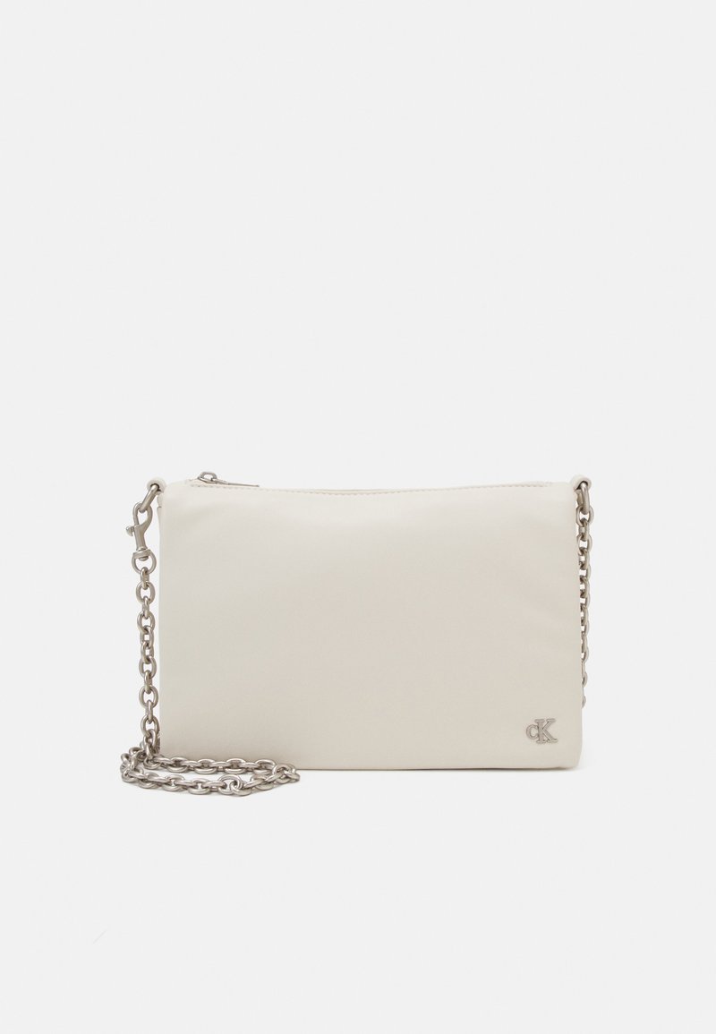 Borsa sintetica off-white con forma rettangolare, tracolla in catena argentata e chiusura a zip. Presenta un piccolo logo sul davanti.