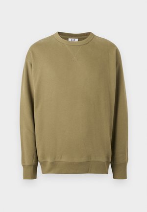 Hanorac verde măsliniu cu mâneci lungi și guler rotund, cu manșete și tiv striate, având un mic detaliu „X” cusut sub linia gâtului.