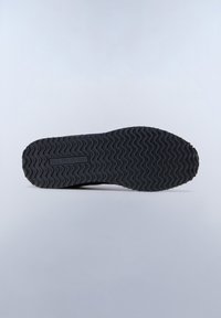 Sole nera delle sneakers con un motivo a zigzag e logo "NAPAPIJRI" in rilievo. Materiale in gomma testurizzato e forma arrotondata.