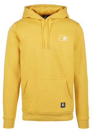 Gul hættejakke lavet af blødt stof, med en kængurulomme, snøre-hætte og et hvidt logo på brystet. Ribbet mansjetter og bund.