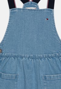 Tommy Hilfiger DUNGAREE DRESS SET - Camiseta de manga larga - denim medium