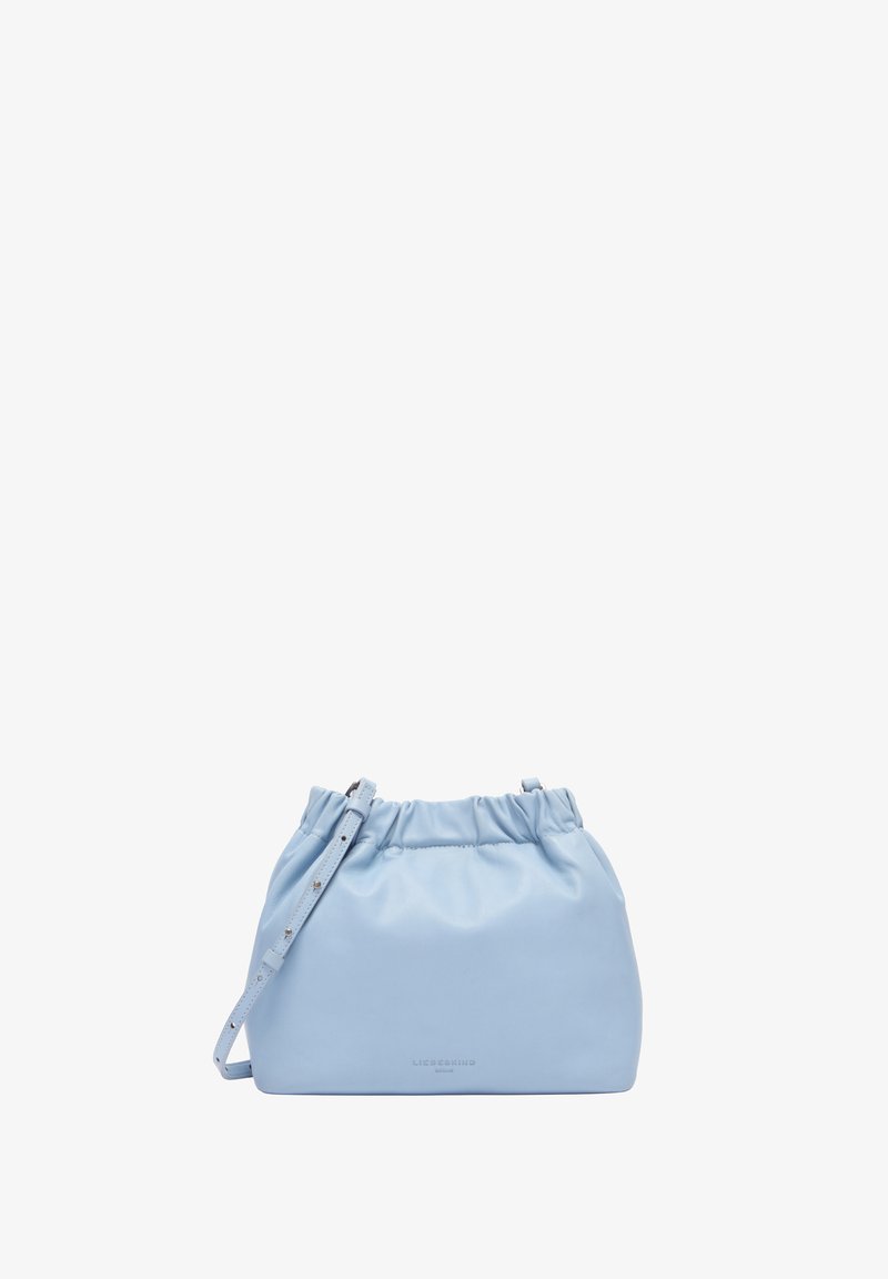 Sac à main en cuir souple bleu clair avec haut froncé, bandoulière réglable et logo discret en relief sur le devant.