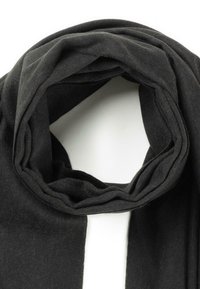Fular negru, moale și texturat, pliat în formă circulară. Materialul pare călduros și gros, cu un finisaj neted. Nu există modele sau accesorii vizibile.